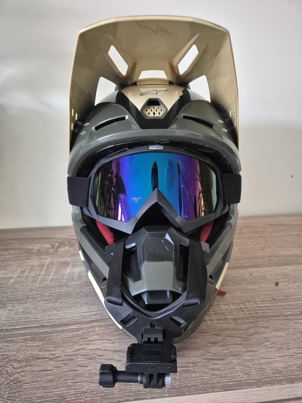 Front view of the Alpinestars SM5 with mirrored goggles in the eyeport and a chin mount fitted