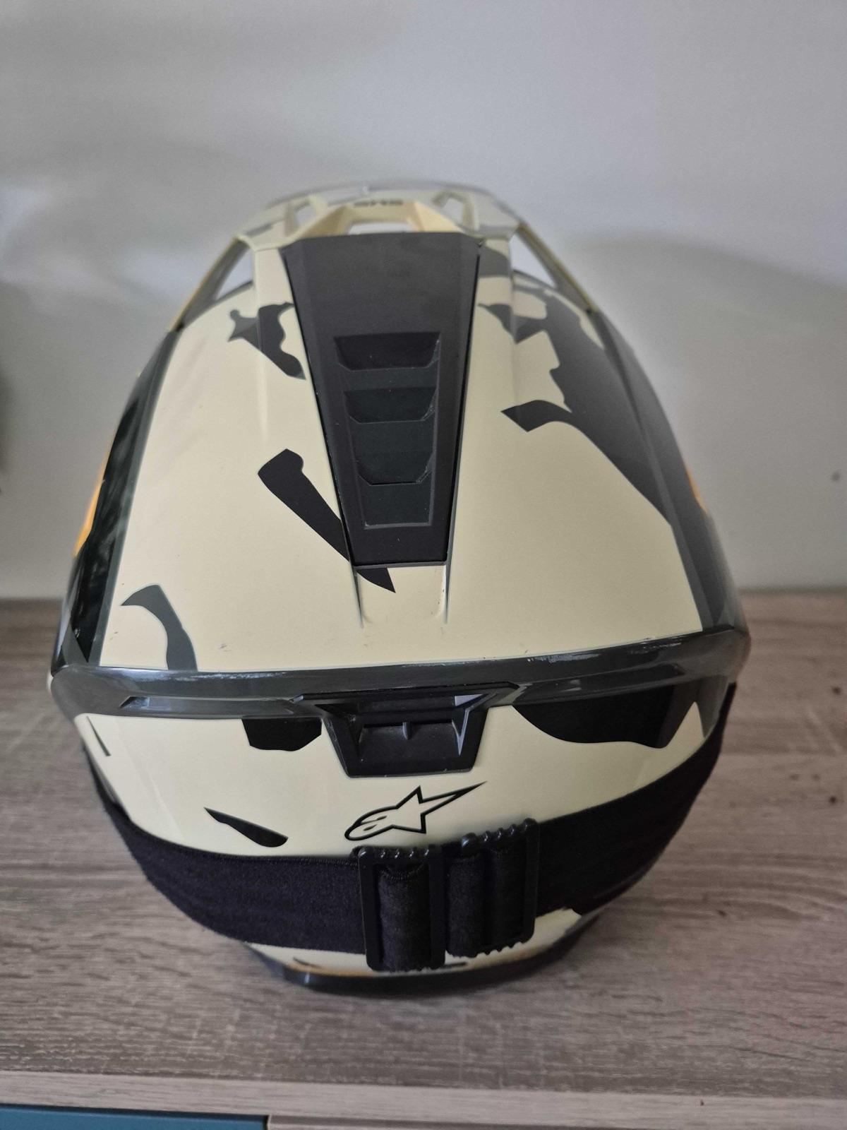 Rear view of the Alpinestars SM5 showing the exhaust vents and goggle strap