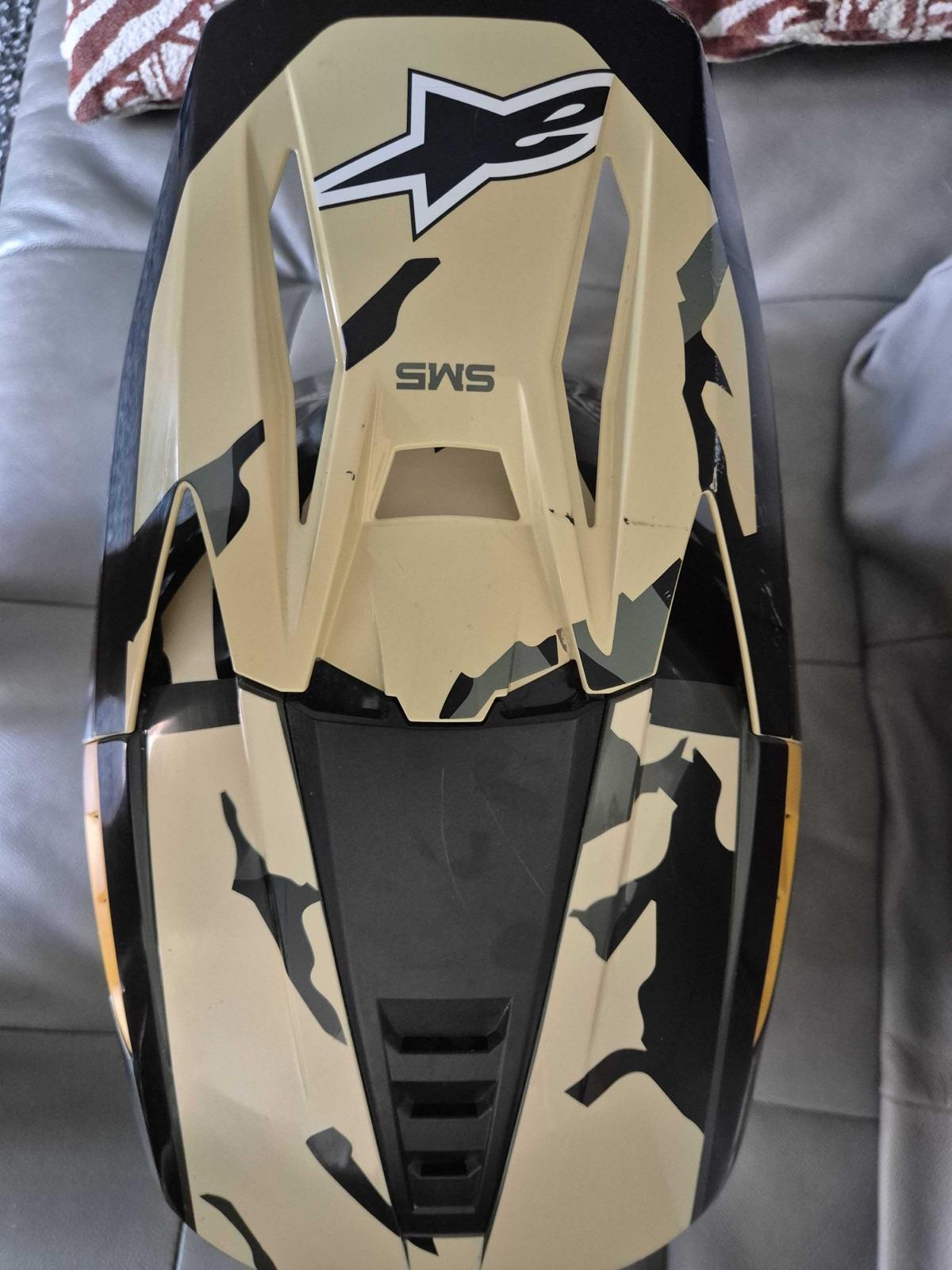 Top view of the Alpinestars SM5 showing the integrated peak and top vents